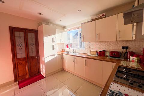 4 bedroom semi-detached house to rent, Wednesbury Road, Romford, RM3