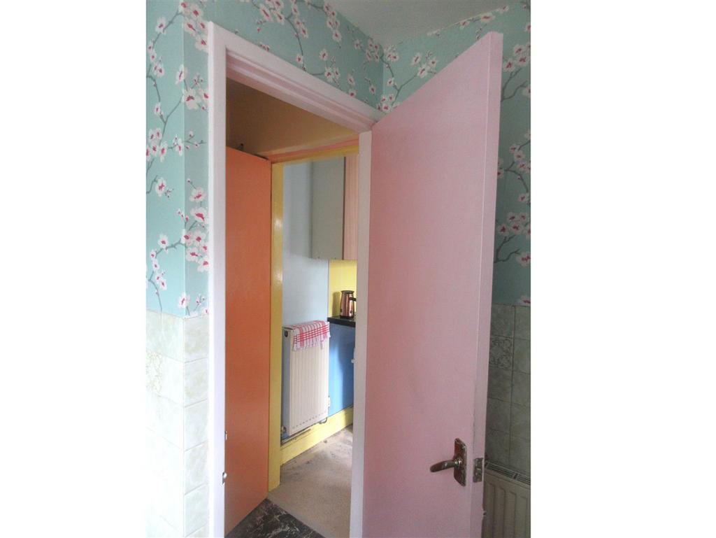 7 Hartshorne Rd Bathroom 2 (adusted).jpg