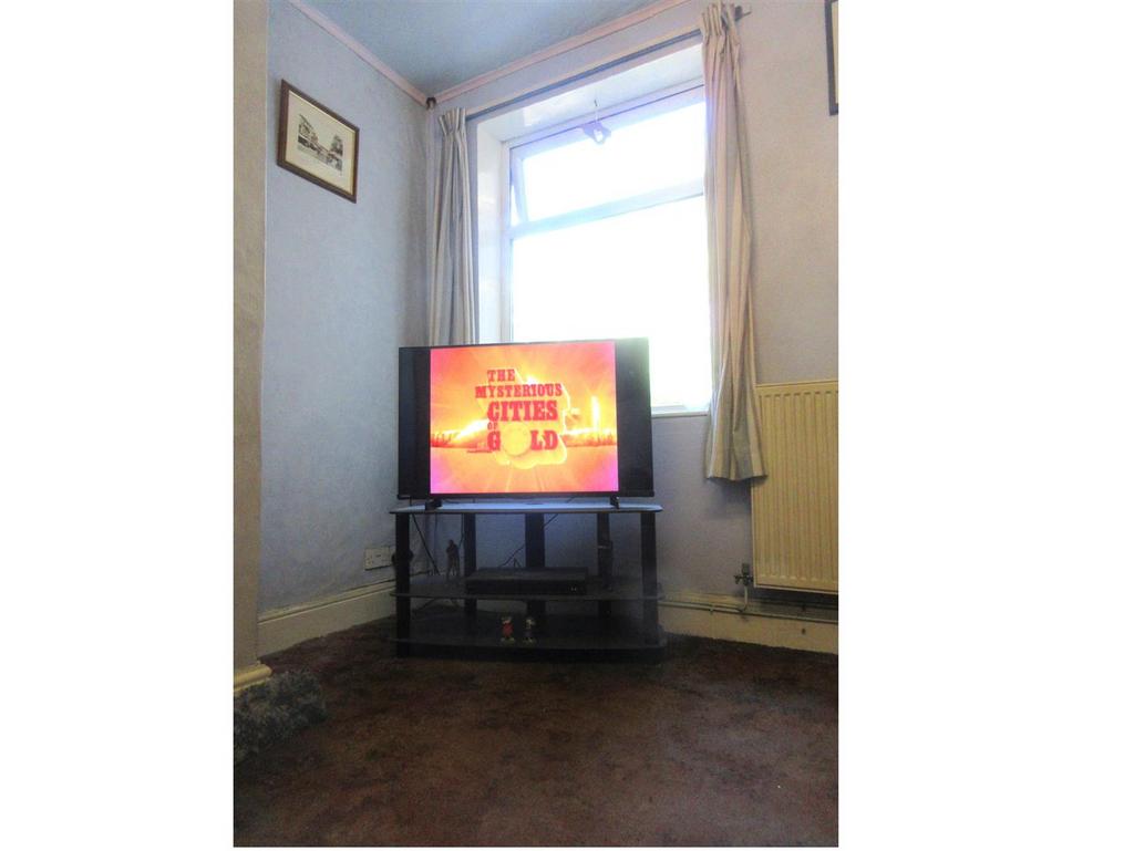 7 Hartshorne Rd Living Room 4 (adusted).jpg