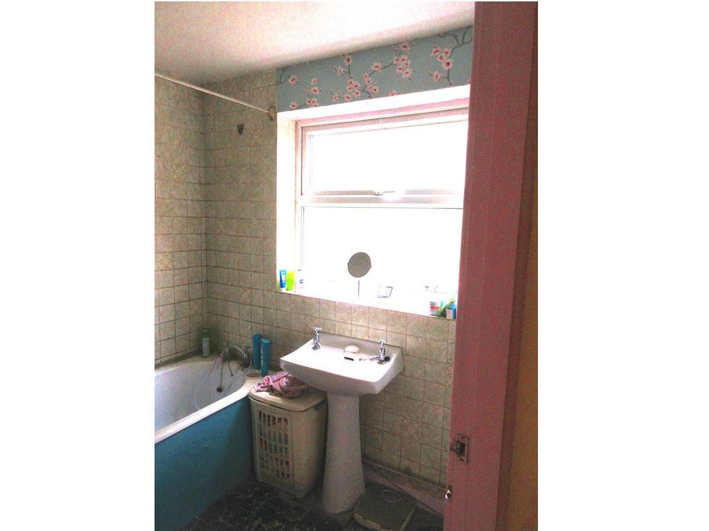 7 Hartshorne Rd Bathroom 1 (adusted).jpg
