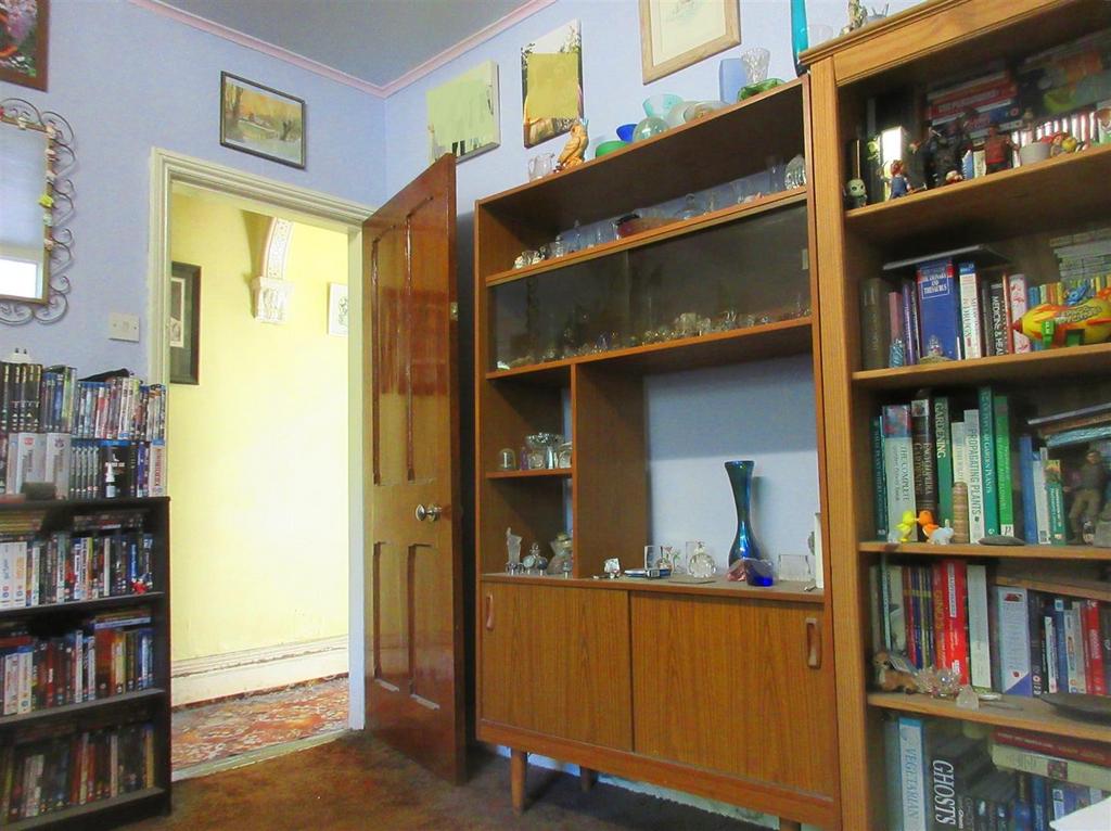 7 Hartshorne Rd Living Room 1.jpg