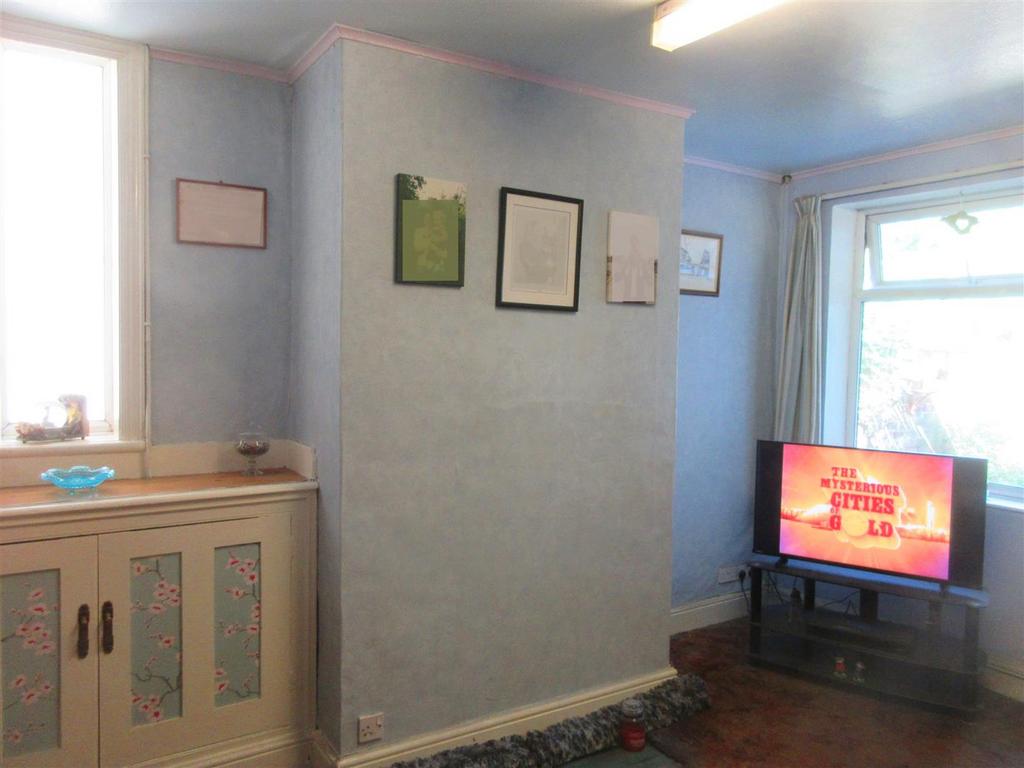 7 Hartshorne Rd Living Room 2.jpg