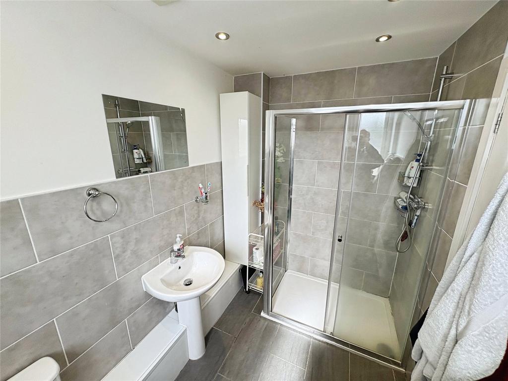 Ensuite Bedroom 2