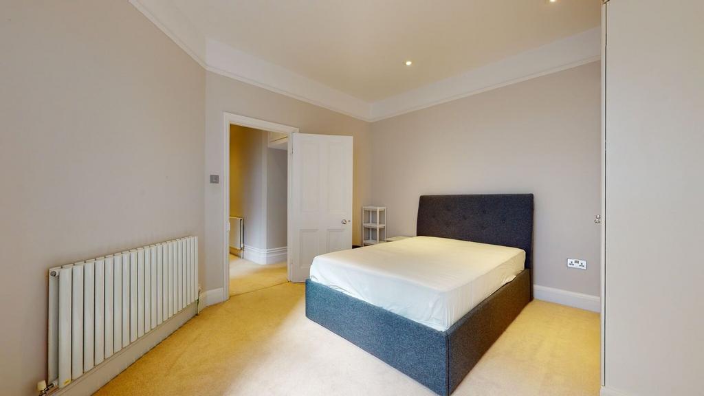 A neat and well-maintained double bedroom featu...