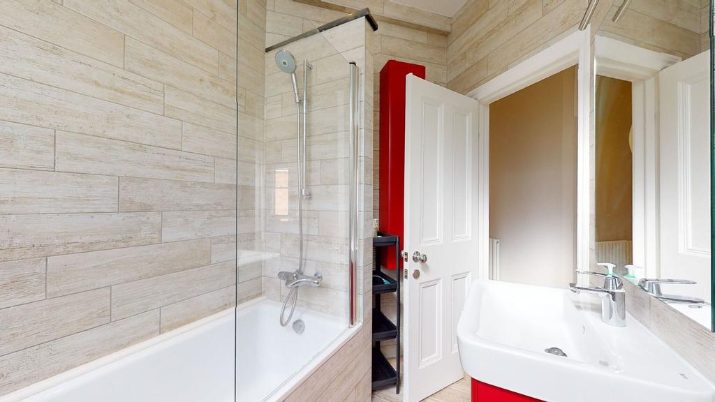 A modern bathroom suite featuring a stylish bat...