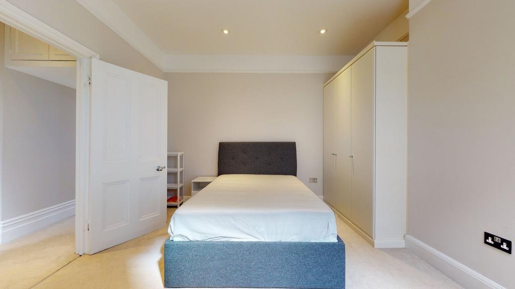 A neat and well-maintained double bedroom featu...