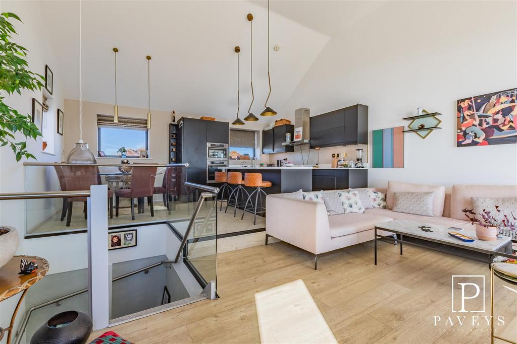 KITCHEN & DINING AREA