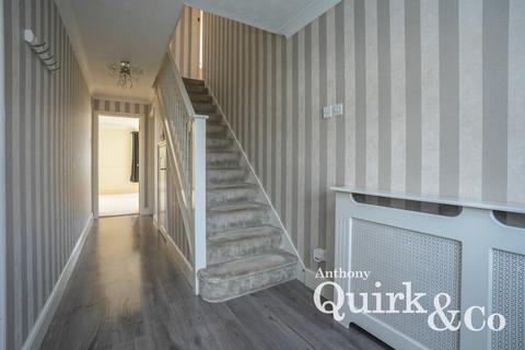 4 bedroom detached house for sale, Ruskoi Road, Canvey Island, SS8