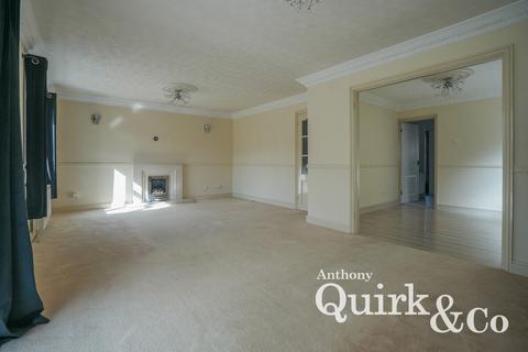 4 bedroom detached house for sale, Ruskoi Road, Canvey Island, SS8