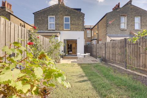 71 Nelgarde Road, London, SE6 4TB