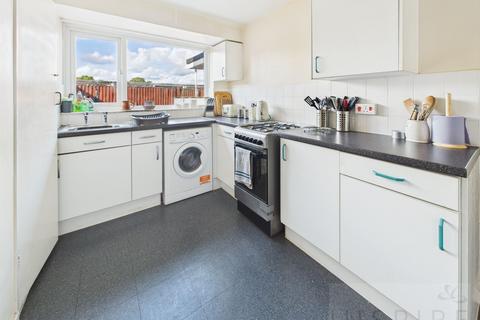 3 bedroom maisonette to rent, Tilgate Parade, Crawley RH10