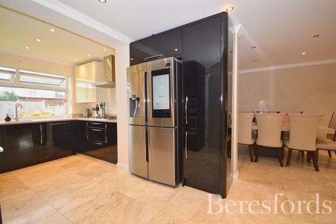 5 Don Way, Romford, RM1 4YR