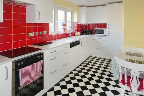 4 bedroom detached house for sale, Harebell Close, Littlehampton BN17