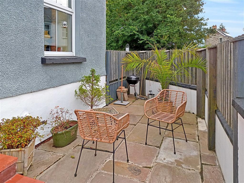 Pretty Courtyard Garden