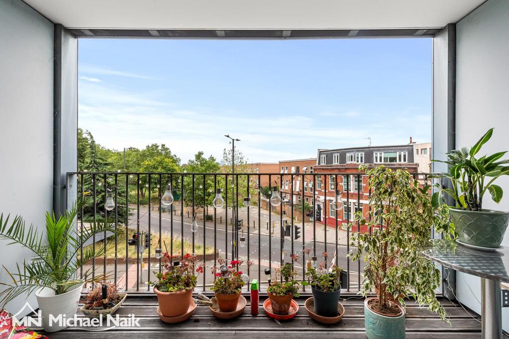 Raines Court, N16