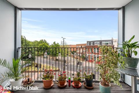 2 bedroom flat for sale, Raines Court, Northwold Road, London N16