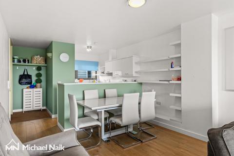 2 bedroom flat for sale, Raines Court, Northwold Road, London N16