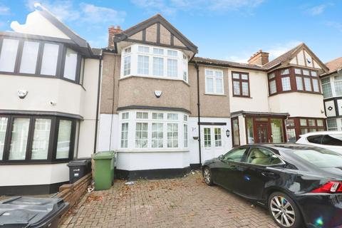 4 bedroom terraced house to rent, Oakleafe Gardens, Ilford IG6