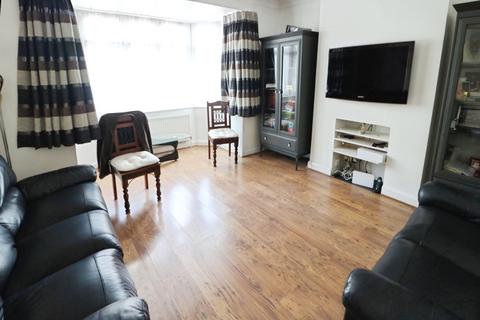 4 bedroom terraced house to rent, Oakleafe Gardens, Ilford IG6