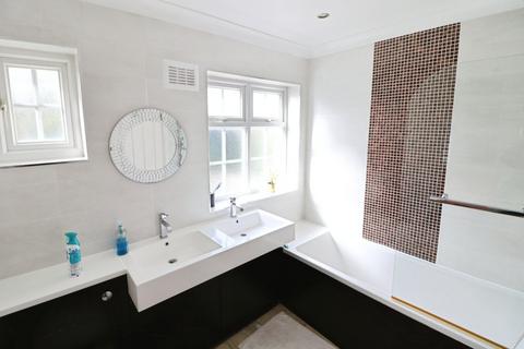 4 bedroom terraced house to rent, Oakleafe Gardens, Ilford IG6