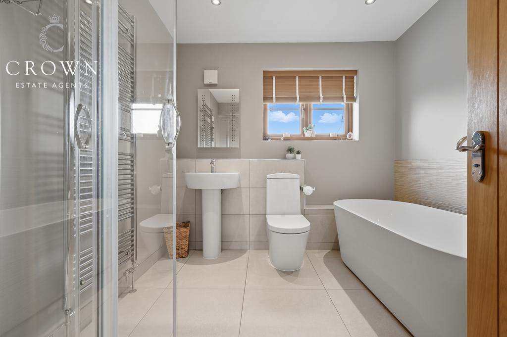 Family Bathroom To The First Floor