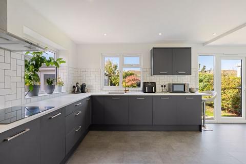 undefined, East Bank, Selsey - Stunning Family Home in Quiet Cul-de-Sac Near the Seafront