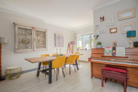 undefined, Queen Elizabeth Walk, Barnes, London