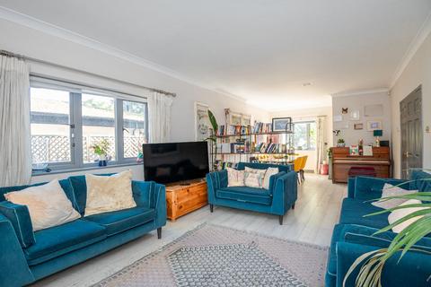 undefined, Queen Elizabeth Walk, Barnes, London