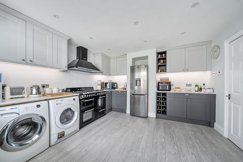 25 Latchmere Close, Richmond, TW10 5HQ