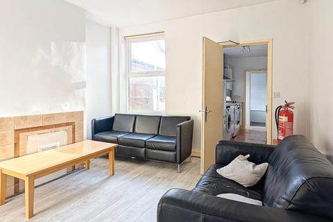 2 bedroom house to rent, Warwick Street, Nottingham NG7