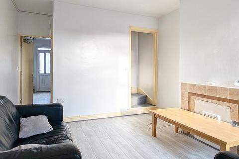 2 bedroom house to rent, Warwick Street, Nottingham NG7