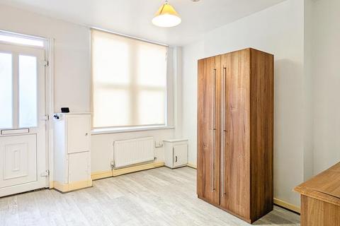 2 bedroom house to rent, Warwick Street, Nottingham NG7