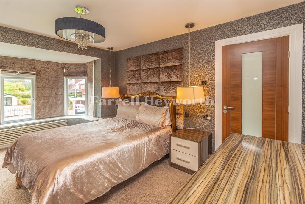 Bedroom 1 image 4