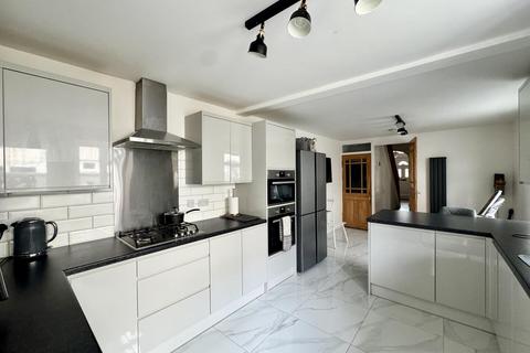 4 bedroom end of terrace house for sale, Ampthill Road, Bedford MK42
