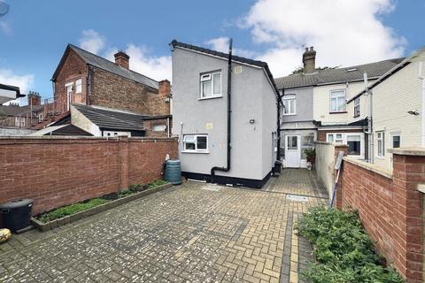 4 bedroom end of terrace house for sale, Ampthill Road, Bedford MK42