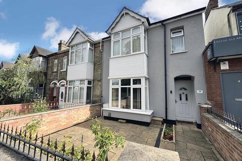 4 bedroom end of terrace house for sale, Ampthill Road, Bedford MK42