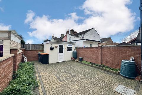 4 bedroom end of terrace house for sale, Ampthill Road, Bedford MK42