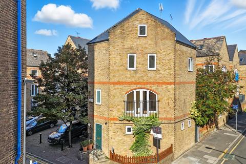 undefined, London E1W