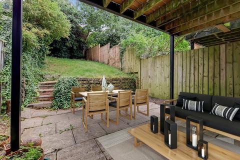 4 bedroom terraced house to rent, Grosvenor Place Vale Road, Weybridge, KT13