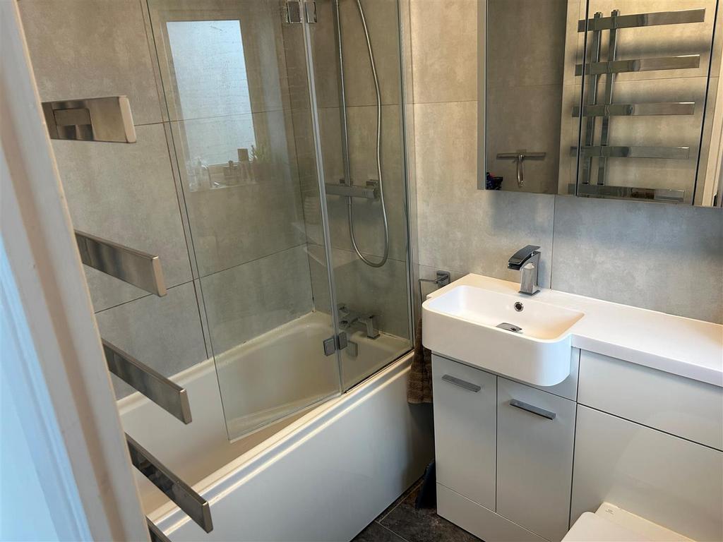 Bathroom 1.jpg