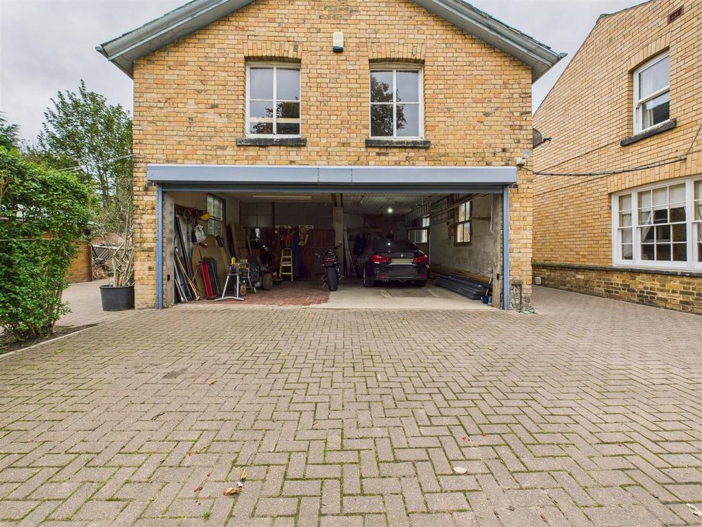 Double garage/workshop: