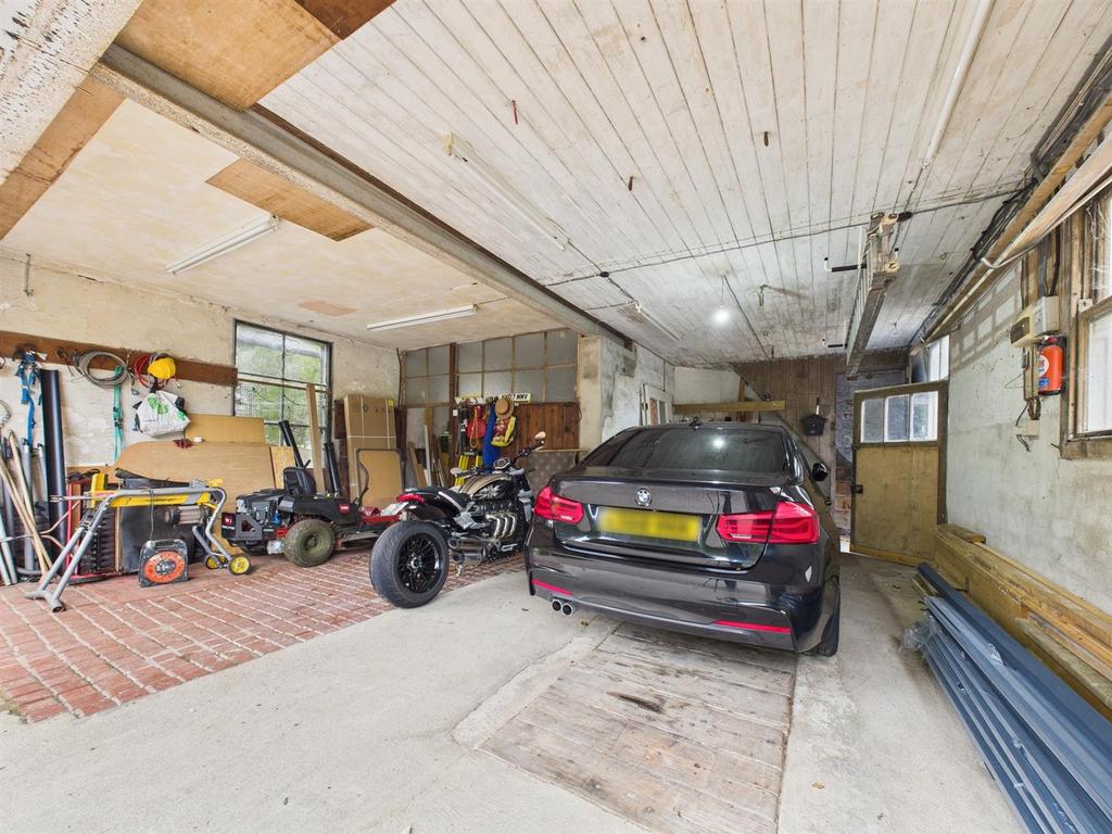 Double garage/workshop: