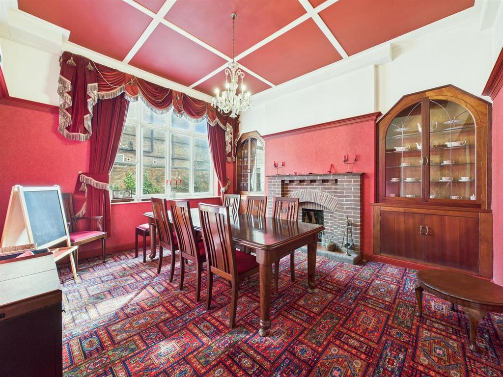 Dining room: