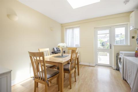 11 Selby Chase, Ruislip, HA4 9AX