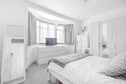 11 Selby Chase, Ruislip, HA4 9AX