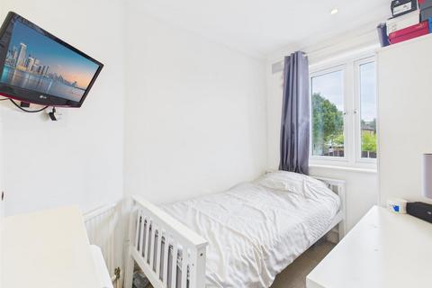 11 Selby Chase, Ruislip, HA4 9AX