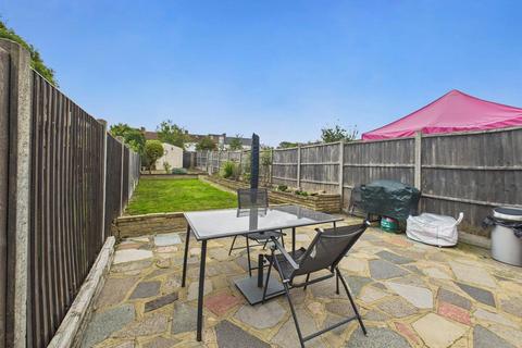11 Selby Chase, Ruislip, HA4 9AX