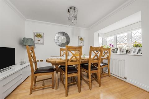 2 Heracles Close, Park Street, St Albans, AL2 2JN