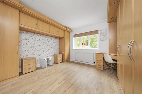 2 Heracles Close, Park Street, St Albans, AL2 2JN