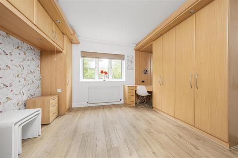 2 Heracles Close, Park Street, St Albans, AL2 2JN